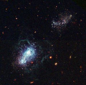 Hubble infant galaxy Görsel: Bir başka Hubble resmine göre ise galaksiler kozmolojik zaman çizelgesinin sonlarında şekillenmiştir. Bu da galaksi oluşumlarının evrende hala var olduğu anlamına gelir.